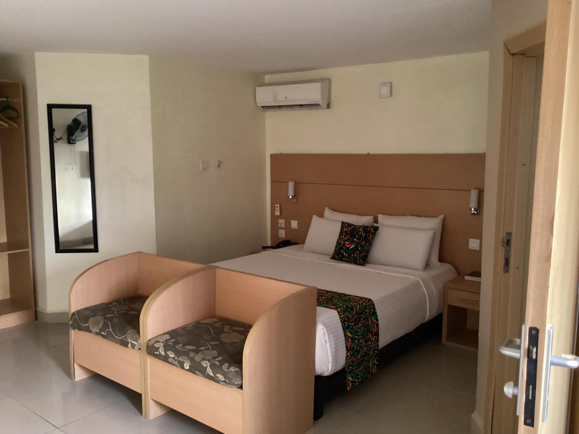 Adis Hotels イバダン エクステリア 写真